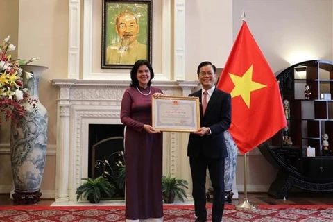 Посол Вьетнама в США Ха Ким Нгок (справа) вручает вьетнамский Орден Дружбы от президента страны бывшему послу Кубы во Вьетнаме Лианис Торрес Ривере. (Фото: ВИА) 