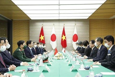 Премьер-министр Фам Минь Тьинь проводит переговоры с премьер-министром Японии Кишидой Фумио. (Фото: Зыонг Жанг/ВИА)