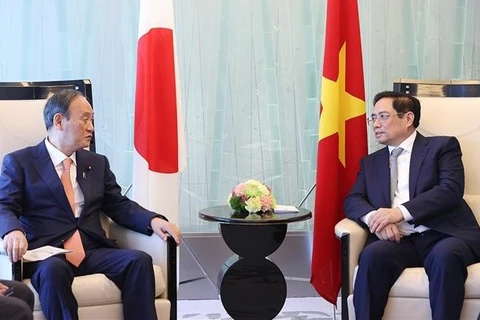 Премьер-министр Фам Минь Тьинь принял бывшего премьер-министра Японии Сугу Ёсихиде. (Фото: ВИА)