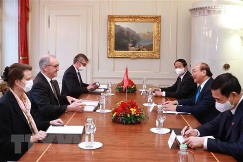 Президент Нгуен Суан Фук (справа, в центре) и его швейцарский коллега Гай Пармелeн (слева, в центре) на переговорах в Берне 26 ноября (Фото: ВИA)