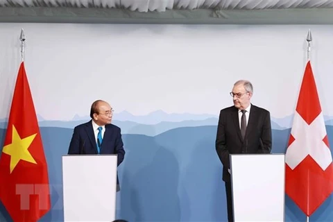 Президент Нгуен Суан Фук и президент Швейцарии Ги Пармелен на совместной пресс-конференции. (Фото: ВИА)