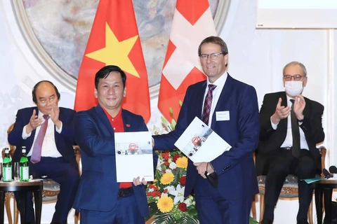 Представители Vietjet и SR Technics обменялись Меморандумом о взаимопонимании, подписанным в присутствии президента Нгуен Суан Фука и президента Швейцарии Ги Пармелина. (Фото: Vietjet)