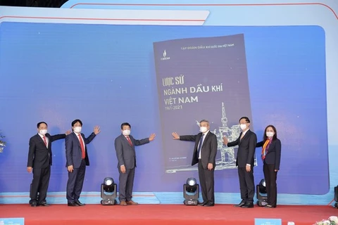 На церемонии открытия книги по истории нефтегазовой отрасли Вьетнама. (Фото: ВИА)