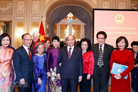 Президент страны Нгуен Суан Фук и представители ассоциаций, организаций дружбы и вьетнамского сообщества, проживающего и работающего во многих штатах Швейцарии. (Фото: ВИА)