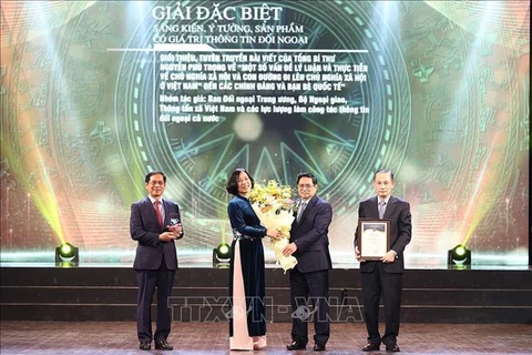 Премьер-министр Фам Минь Тьинь вручает Специальную премию авторам Министерства иностранных дел, Отдела ЦК КПВ по внешним связям и Вьетнамского информационного агентства и сил, работающих в сфере внешнего информирования. (Фото: ВИА)