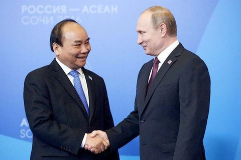 Президент России Владимир Путин (справа) пожимает руку тогдашнему премьер-министру Нгуен Суан Фуку на саммите Россия-АСЕАН в Сочи в 2016 году (Фото: Getty)