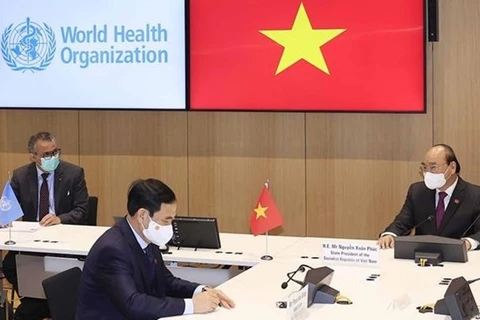 Президент Нгуен Суан Фук (справа) встретился с Генеральным директором ВОЗ Тедросом Аданом Гебреисусом (слева) в штаб-квартире ВОЗ в Женеве, Швейцария, 28 ноября (Фото: ВИА) 