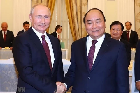 Тогдашний премьер-министр и нынешний президент Вьетнама Нгуен Суан Фук (справа) встречается с президентом России Владимиром Путиным в мае 2019 г. (Фото: ВИA)