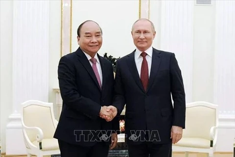 Президент Нгуен Суан Фук (слева) пожимает руку президенту России Владимиру Путину. (Фото: ВИА)