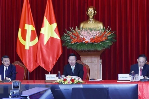 Член Политбюро, постоянный член Секретариата ЦК КПВ Во Ван Тхыонг (в центре) на мероприятии. (Фото: ВИА)