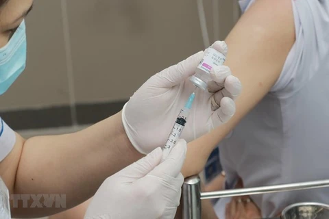 Проводится вакцинация против COVID-19. (Фото: ВИА)