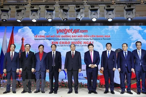 Президент Нгуен Суан Фук и делегаты на церемонии объявляют об открытии прямых рейсов в Россию авиакомпании VietjetAir. (Фото: Тхонг Нят/ВИА)