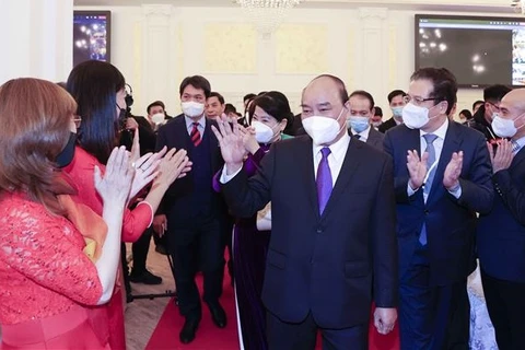 Президент государства Нгуен Суан Фук встречается с представителями вьетнамского сообществом в России. (Фото: ВИА)