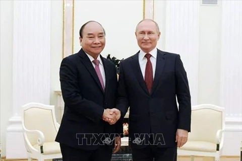 Президент Нгуен Суан Фук (слева) пожимает руку президенту России Владимиру Путину во время переговоров в Москве. (Фото: ВИА)