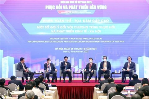 Участники пленарного заседания Вьетнамского экономического форума 2021 5 декабря (Фото: ВИА)