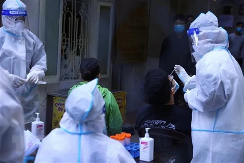 Тестирует людей на коронавирус. (Фото: ВИА)