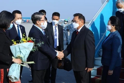 Заместитель председателя Национальной собрания Нгуен Дык Хай приветствует председателя национального собрания Лаосса Сайсомфона Фомвихана в международном аэропорту Нойбай. (Фото: ВИА)