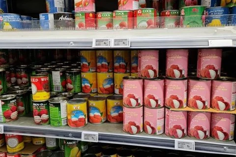 Консервы личи продаются в супермаркете Tang Frères во Франции (Фото: ВИА) 