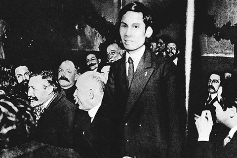 Документальное фото: Нгуен Ай Куок выступает на 18-м Национальном конгрессе Французской социалистической партии, поддерживая тезис Ленина по национальным и колониальным вопросам, участвовал в создании Коммунистической партии Франции и стал первым вьетнамс