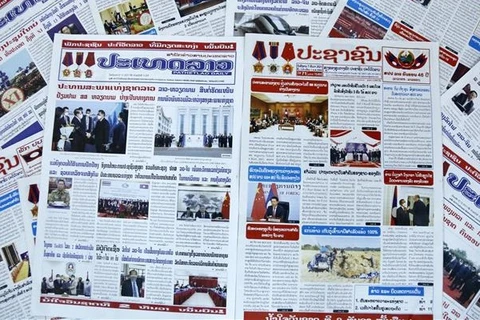 Крупные лаосские газеты торжественно опубликовали на первых полосах новости и статьи об официальном визите во Вьетнам председателя Национального собрания Сайсомфона Фомвихана. (Фото: ВИА)