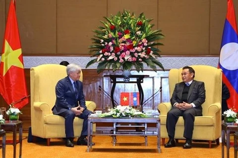 Председатель ЦК ОФВ До Ван Чиен 7 декабря встретился с председателем НС Лаоса Сайсомфоном Фомвиханом, находящимся с официальным визитом во Вьетнаме. (Фото: ВИА) 