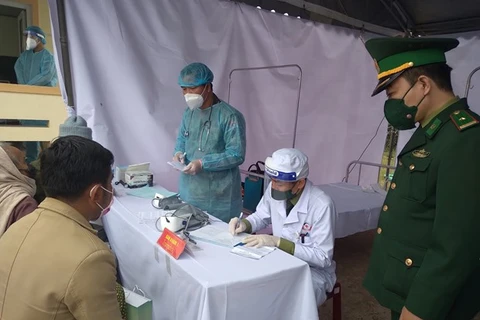 Вьетнамские и лаосские военные врачи проводят медицинские осмотры для приграничных жителей. (Фото: huonghoa.quangtri.gov.vn)