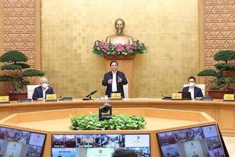Премьер-министр Фам Минь Тьинь выступает на онлайн-встрече Национального руководящего комитета по профилактике и контролю COVID-19 с руководящими комитетами 63 провинций и городов (Фото: ВИА)
