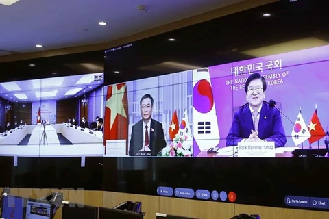 Председатель Национального собрания Вуонг Динь Хюэ проводит онлайн-конференцию с президентом Национального собрания Республики Корея Пак Бён Сеугом 23 июня 2021 года. (Фото: Зоан Тан / ВИА)