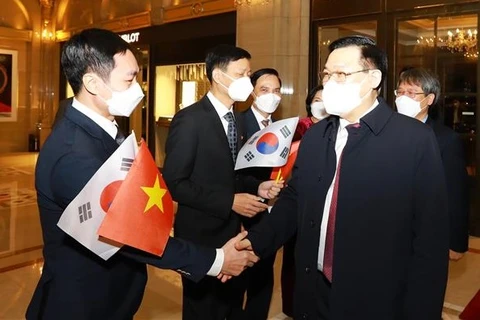 Официальные лица и сотрудники посольства Вьетнама в Республике Корея приветствуют председателя Национального собрания Выонг Динь Хюэ в Сеуле. (Фото: ВИА)