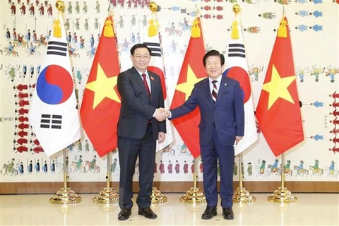 Председатель Национального собрания Выонг Динь Хюэ и председатель Корейского Национального собрания Пак Бён Сёг. (Фото: ВИА)