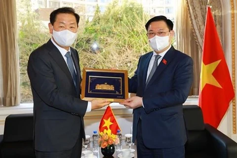 Председатель Национального собрания Выонг Динь Хюэ (справа) вручает подарок заместителю председателя и генеральному директору Samsung Electronics Хан Чен Хи (Фото: ВИА) 