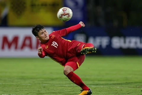 Нгуен Куанг Хай забивает первый гол за Вьетнам. (Фото: vnexpress.net)