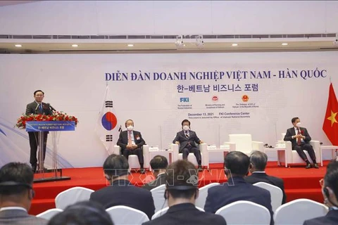 Председатель Национального собрания Выонг Динь Хюэ выступает на форуме. (Фото: Зоан Тан/ВИА)