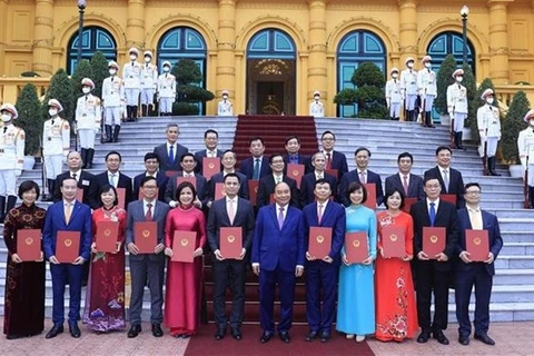 Президент Нгуен Суан Фук позирует на фото с новыми послами (Фото: ВИА) 