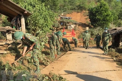 Офицеры и солдаты пехотного батальона (полк 741, военное командование провинции Дьенбьен) очистили межпоселковую дорогу, канализацию, наводили чистую и безопасную сельскую дорогу. (Фото: ВИА)