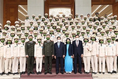 Премьер-министр Фам Минь Тьинь и делегаты 9-го Конгресса женщин Министерства общественной безопасности на период с 2021 по 2026 год. (Фото: ВИА) 