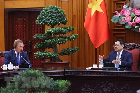 Премьер-министр Фам Минь Чин (справа) и председатель ALC Стивен Удвар-Хейзи на встрече в Ханое 15 декабря (Фото: ВИA)