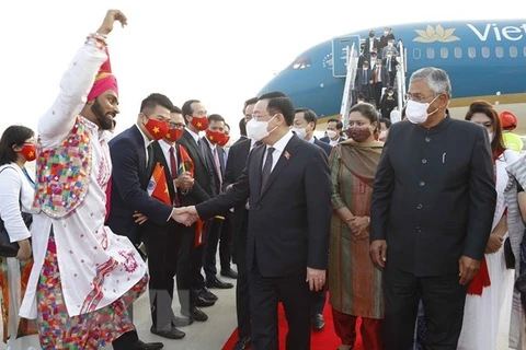 На церемонии встречи председателя Национального собрания Выонг Динь Хюэ в военном аэропорту Палам в Нью-Дели (Фото: ВИA)