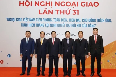 Премьер-министр Фам Минь Тьинь и делегаты 31-й дипломатической конференции. (Фото: ВИА)