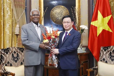 Председатель Национального собрания Выонг Динь Хюэ (справа) встречается с Генеральным секретарем Коммунистической партии Индии Д. Раджа (Фото: ВИA)
