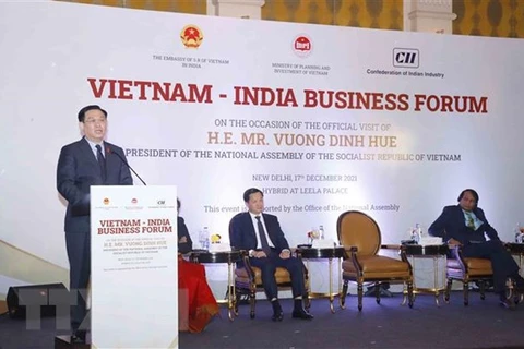 Председатель Национального собрания Выонг Динь Хюэ принял участие и выступил с речью на Вьетнамско-индийском бизнес-форуме. (Фото: Зоан Тан/ВИА)