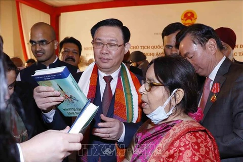 Делегаты подарили книги председателю Национального собрания Выонг Динь Хюэ. (Фото: ВИА)