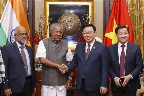 Председатель Национального собрания Выонг Динь Хюэ (справа) пожимает руку главному министру индийского штата Керала Пинарайи Виджаяну (Фото: ВИА)