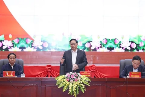 Премьер-министр Фам Минь Тьинь выступает на рабочей встрече (Фото: ВИA)