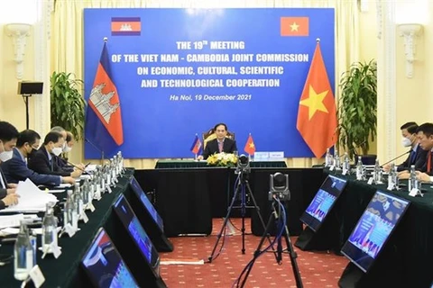 Министр иностранных дел Буй Тхань Шон является сопредседателем 19-го заседания Совместного комитета Вьетнам-Камбоджа по экономическому, научному и технологическому сотрудничеству с помощью видеоконференцсвязи. (Фото: ВИА)