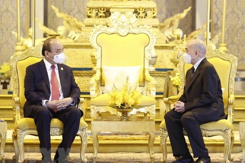 Президент Нгуен Суан Фук (слева) и король Камбоджи Нородом Сихамони (Фото: ВИA)