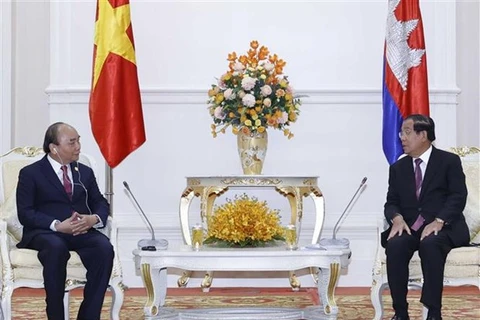 Президент Нгуен Суан Фук встречается с премьер-министром Камбоджи Самдеком Техо Хун Сеном. (Фото: ВИA)