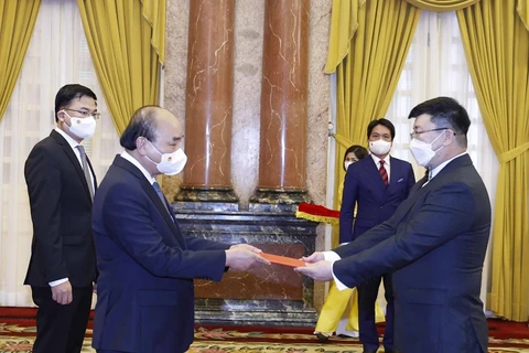 Посол Монголии Джигджи Сериджав (справа) вручает верительные грамоты президенту Нгуен Суан Фуку 23 декабря (Фото: ВИА)