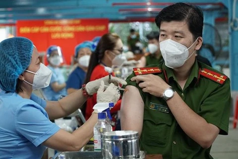 Хошимин проводит дополнительные и бустеры дозы вакцины COVID-19 для передовых сил. (Фото: ВИА)