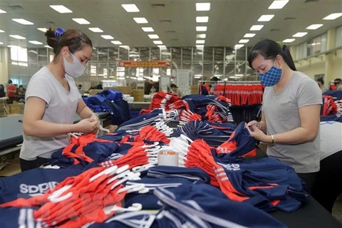 Шитье товаров для экспорта на рынок ЕС в швейной компании Тхайнгуен. (Фото: Чан Киет/ВИА)